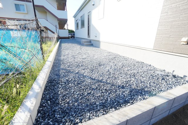 リーブルガーデン美浜町奥田儀路の平屋　2号棟の庭|リビング南側のスペース。