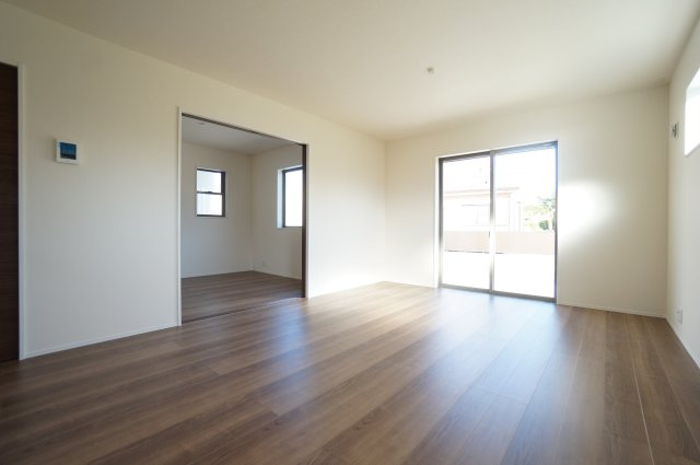 リーブルガーデン美浜町奥田儀路の平屋　2号棟の居間・リビング|明るい陽射しが入るリビングは心地よく開放的な空間。