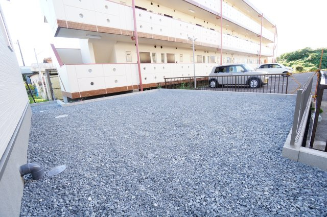 リーブルガーデン美浜町奥田儀路の平屋　2号棟の庭|建物裏側のお庭は広くお子様の遊び場やガーデニングなど趣味のスぺースとしても嬉しい。