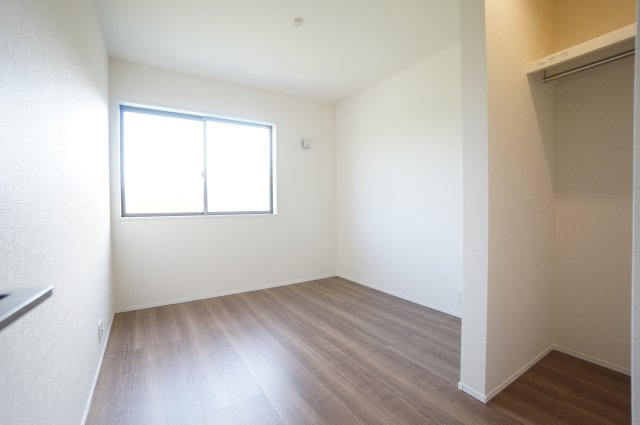 リーブルガーデン美浜町奥田儀路の平屋　2号棟の洋室|5.16帖の洋室はウォークインクローゼット付き。