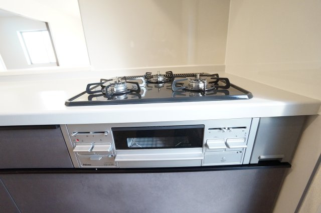 リーブルガーデン美浜町奥田儀路の平屋　2号棟の設備|３口ガスコンロ！！水なし片面焼きグリル！熱感知機能付で安心。お手入れも楽々！！