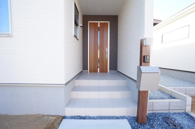 リーブルガーデン美浜町奥田儀路の平屋　2号棟の玄関|スマートコントロールキーとセキュリティサムターンの装備があり簡単操作なのに安心も備えた便利な機能！