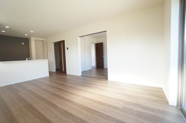 リーブルガーデン美浜町奥田儀路の平屋　2号棟の居間・リビング|南側15.75帖リビングと5.25帖洋室がつながる心地よい広さ♪