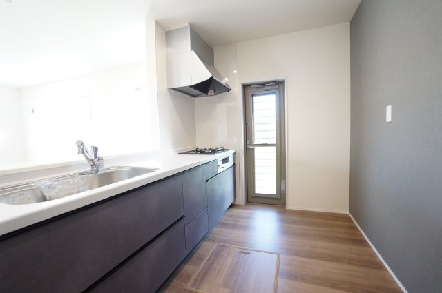 リーブルガーデン美浜町奥田儀路の平屋　2号棟のキッチン|お料理しながら会話弾む対面キッチンは落ち着いたカラーでスタイリッシュ♪