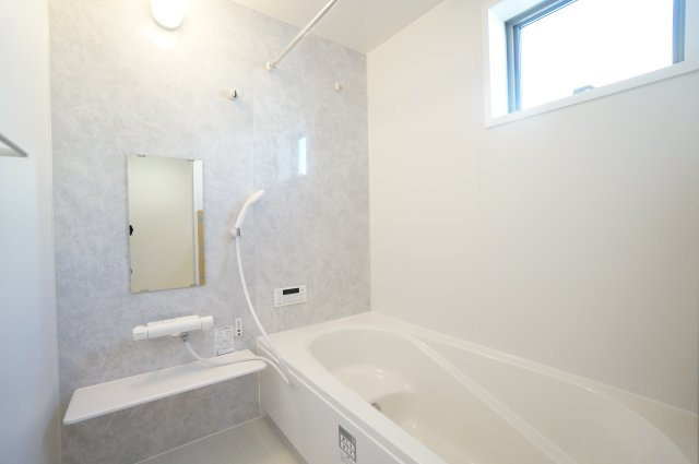 リーブルガーデン美浜町奥田儀路の平屋　2号棟の浴室|雨の日のお洗濯に大活躍な浴室乾燥機付！広々浴室1坪タイプで一日の疲れを癒すくつろぎのバスタイム♪