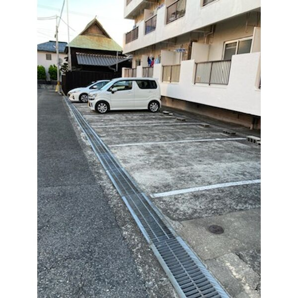 マンションエイトの駐車場