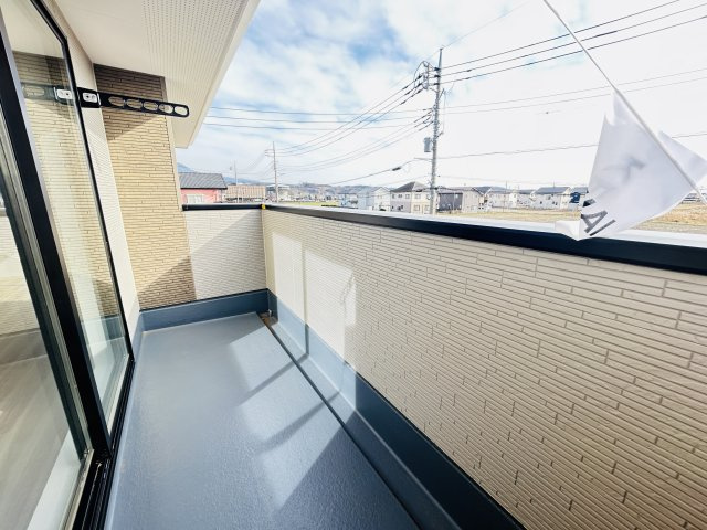 新築　渋川市八木原　3号棟のバルコニー|現地写真　日当たりの良いバルコニーは気持ちよく洗濯物が干せます♪							
								
