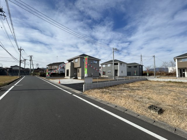 新築　渋川市八木原　3号棟の前面道路含む現地写真|現地写真　南側接道幅員約6.5ｍ			
