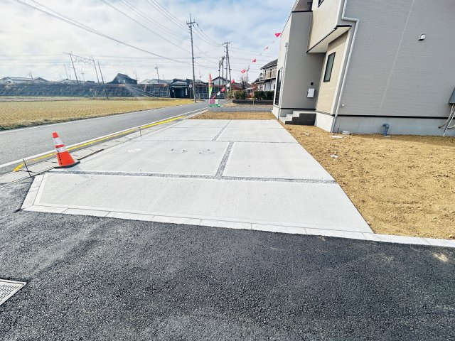 新築　渋川市八木原　3号棟の駐車場|現地写真　駐車スペースは3台分可能です！					
