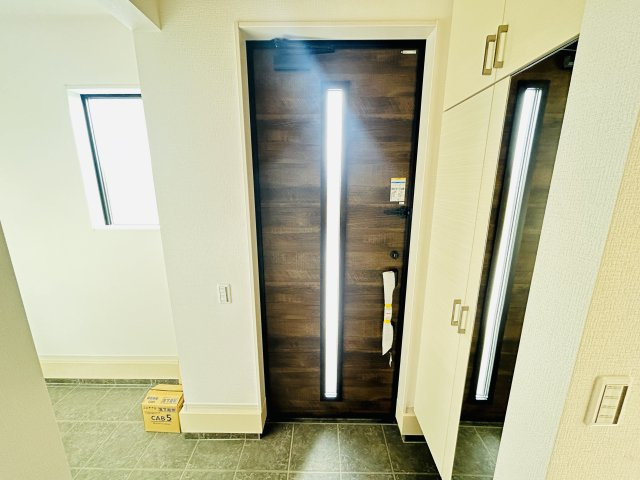 新築　渋川市八木原　3号棟の玄関|現地写真　３０足以上収納できる下駄箱、狭い玄関もスッキリ使用できます。											
