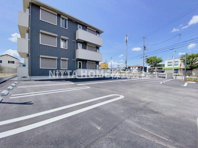 レーブ・ノアの駐車場|敷地内に駐車場も完備◆