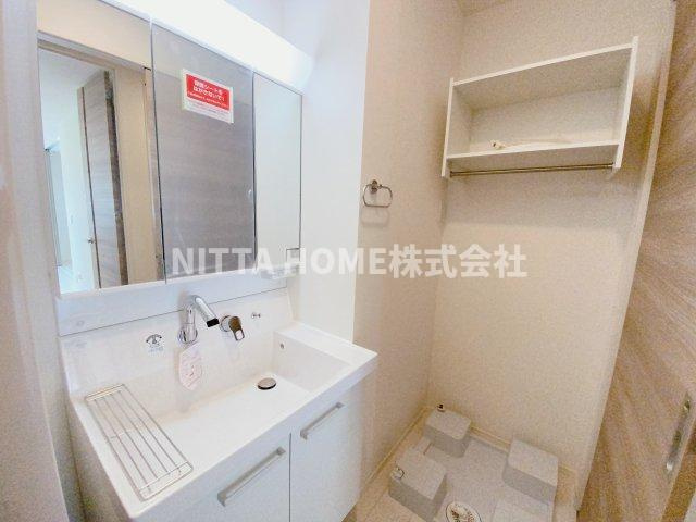 レーブ・ノアの洗面所|三面鏡付き洗面台もありますよ★