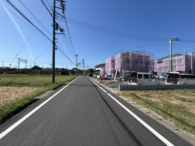 新築　渋川市八木原　4号棟の前面道路含む現地写真|現地写真　南側接道幅員約6.5ｍ			
