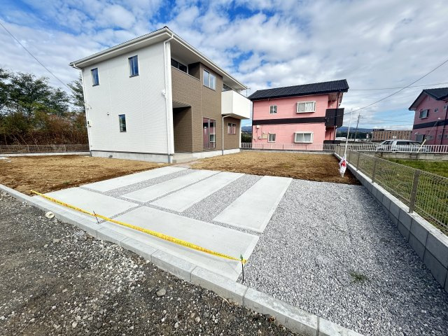 新築　渋川市八木原　4号棟の駐車場|現地写真　駐車スペースは3台分可能です！					
