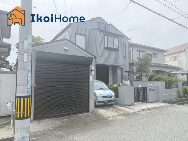 神戸市西区宮下3丁目　中古戸建の駐車場|●年中無休：当日予約可●お車は2台駐車可能！大切なお車はシャッター付きで安心のボックスガレージに♪