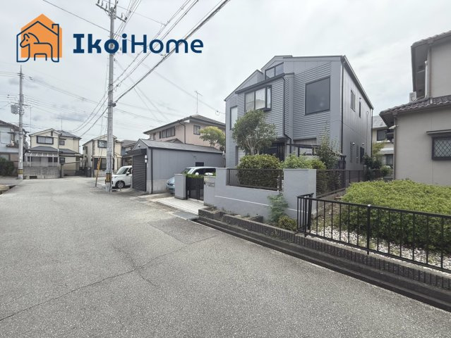 神戸市西区宮下3丁目　中古戸建の前面道路含む現地写真|●年中無休：当日予約可●南・東の二方向に面したワイドバルコニーはお子様のプールスペース等にも♪