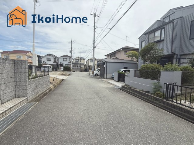 神戸市西区宮下3丁目　中古戸建のエントランス|●年中無休：当日予約可●前面道路は幅員ゆったり約6ｍ！交通量少なめで安心の住環境です。