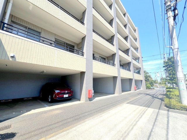 ワイズユウラク立川弐番館の駐車場