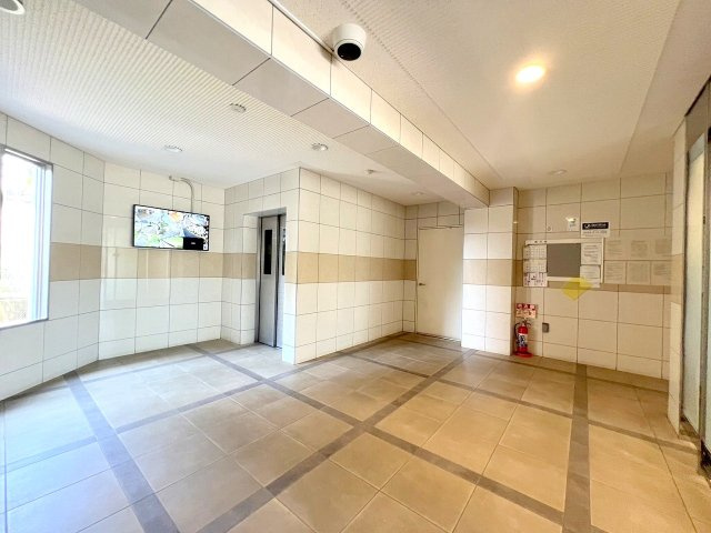 ワイズユウラク立川弐番館のエントランス