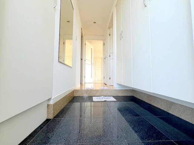 ワイズユウラク立川弐番館の玄関
