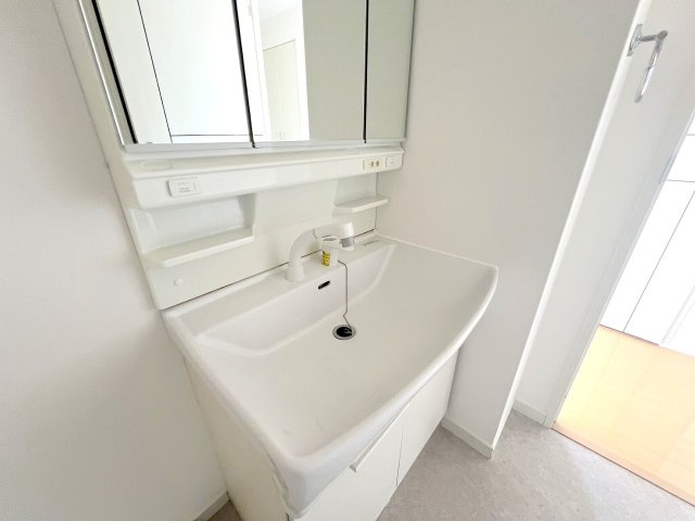 ワイズユウラク立川弐番館の独立洗面台