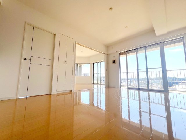 ワイズユウラク立川弐番館の居間・リビング