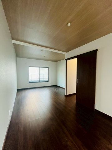 寝屋川市高柳1丁目中古戸建の居間・リビング|空間を広く感じられるスライドドア採用。