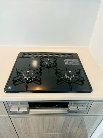 寝屋川市高柳1丁目中古戸建のキッチン|三口コンロでお料理も効率的に進められます