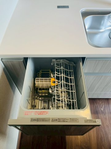 寝屋川市高柳1丁目中古戸建のキッチン|家事の時短に役立つ食洗機完備！浮いた時間は家族や自分のために使いましょう♪