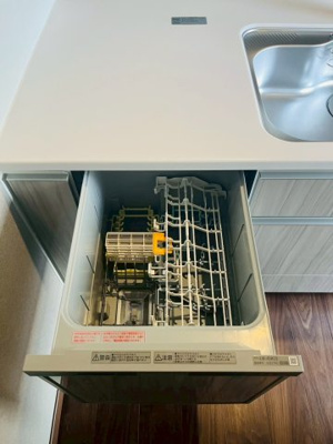 【キッチン】 | 寝屋川市高柳1丁目中古戸建 | 家事の時短に役立つ食洗機完備！浮いた時間は家族や自分のために使いましょう♪