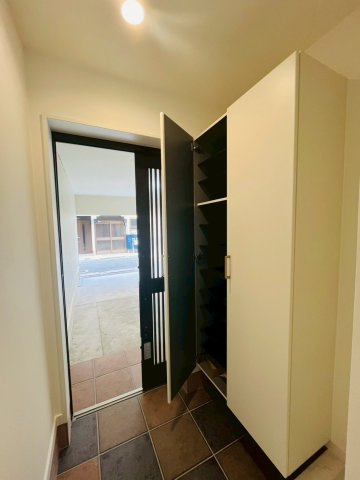 寝屋川市高柳1丁目中古戸建の玄関|大容量のシューズボックスを備えています。