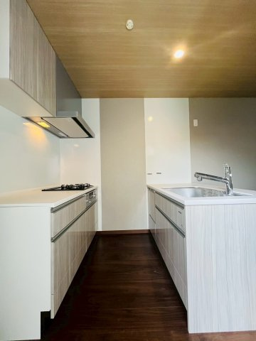 寝屋川市高柳1丁目中古戸建のキッチン|作業スペースの広さと、お料理中の動線がコンパクトなⅡ型キッチンです。