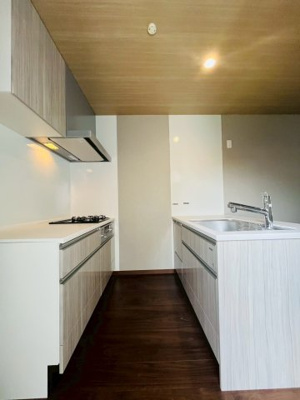 【キッチン】 | 寝屋川市高柳1丁目中古戸建 | 作業スペースの広さと、お料理中の動線がコンパクトなⅡ型キッチンです。