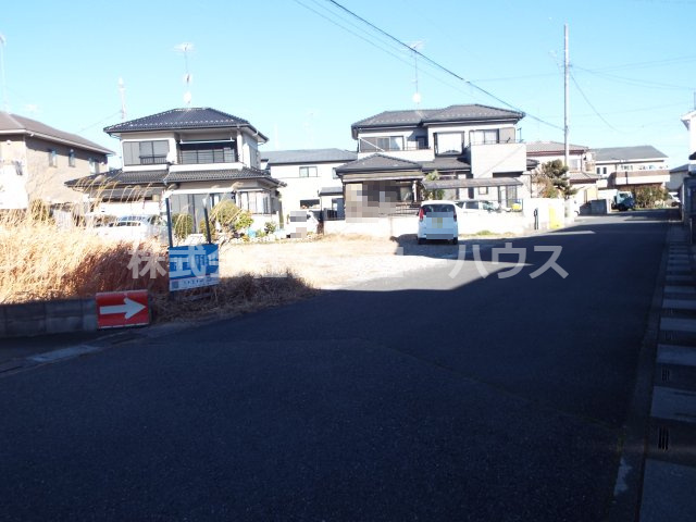 【前面道路含む現地写真】 | 久喜市伊坂南　住宅用地 | 幅員が6メートルあれば、お車のすれ違いも可能です。