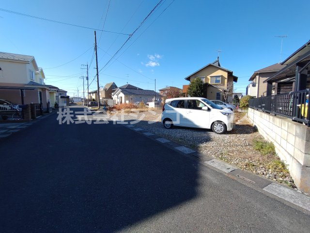 【外観】 | 久喜市伊坂南　住宅用地 | 南東側、幅員約6メートルの公道に接しております。