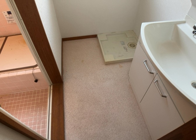 【脱衣所】 | 多くの戸建て住宅で見かける洗面脱衣所は、洗面台と洗濯機が2畳ほどのスペースに並べられていて、洗面所が脱衣所を兼ね備えている間取りが一般的です。お客様が利用することもある、パブリックな空間でもあります。
