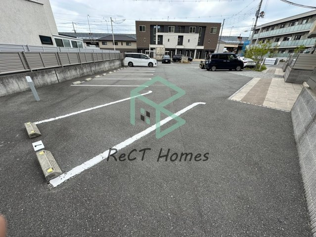 姫路市苫編のハイツの駐車場