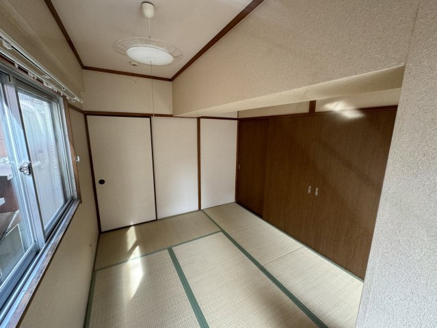 タウンハイツ板宿の和室|柔らかい畳が心地よい和室