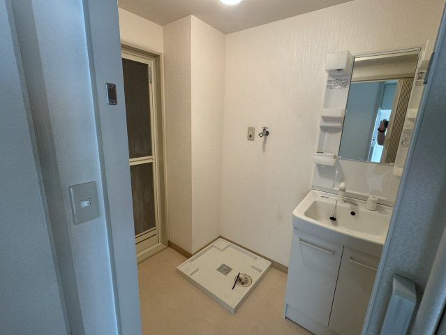 タウンハイツ板宿の独立洗面台|独立洗面台、小物を置くことができて便利です