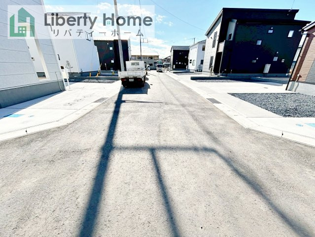 ひたちなか市稲田10期　新築戸建　6号棟の前面道路含む現地写真