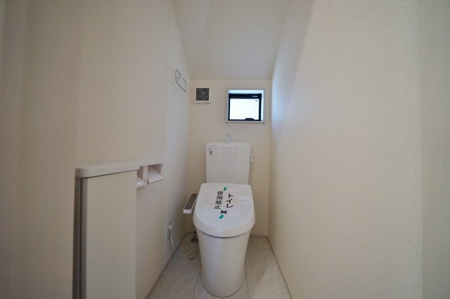 【駅近じゃないとダメですか？】バス便だから叶う、この広さと静けさ。17帖LDKのゆとりある暮らし★仲介手数料無料★のトイレ|各階にトイレを設置しているため、朝の混雑時や来客時にも便利。窓付きで明るく、清潔感のある空間です。