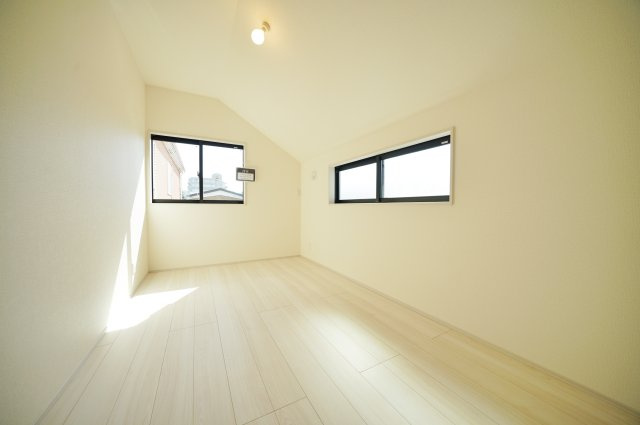 【駅近じゃないとダメですか？】バス便だから叶う、この広さと静けさ。17帖LDKのゆとりある暮らし★仲介手数料無料★の洋室|コンパクトながらも採光の取れた明るい洋室。子供部屋や書斎としても使いやすく、落ち着いたプライベート空間です。