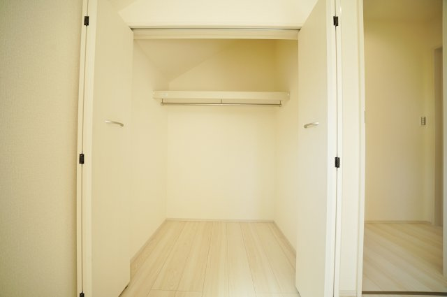 【駅近じゃないとダメですか？】バス便だから叶う、この広さと静けさ。17帖LDKのゆとりある暮らし★仲介手数料無料★の収納|使いやすいクローゼットを備え、衣類や日用品をすっきり収納可能。お部屋を広く使えるのも魅力です。