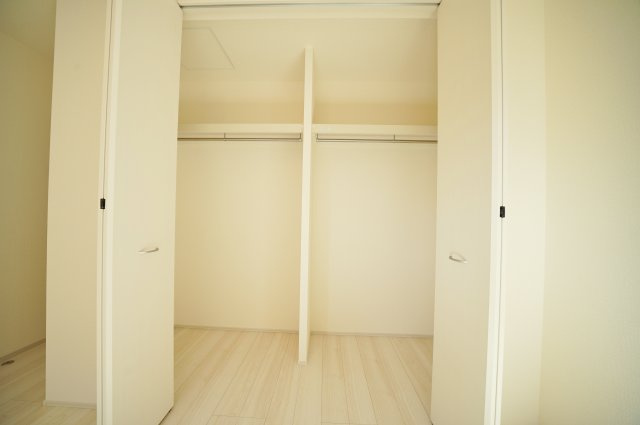 【駅近じゃないとダメですか？】バス便だから叶う、この広さと静けさ。17帖LDKのゆとりある暮らし★仲介手数料無料★の収納|ワイドなクローゼットを採用し、衣類や季節物もたっぷり収納可能。整理整頓しやすい設計です。