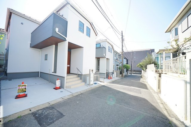 【駅近じゃないとダメですか？】バス便だから叶う、この広さと静けさ。17帖LDKのゆとりある暮らし★仲介手数料無料★の前面道路含む現地写真|前面道路は交通量が少なく、落ち着いた住環境。車の出し入れもしやすく、小さなお子様のいるご家庭にも安心できるロケーションです。