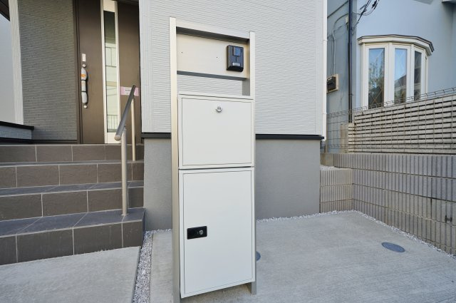 【駅近じゃないとダメですか？】バス便だから叶う、この広さと静けさ。17帖LDKのゆとりある暮らし★仲介手数料無料★の設備|スタイリッシュな門柱一体型の郵便ポスト。宅配ボックス付きで不在時でも荷物の受け取りが可能。日々の暮らしに便利な設備です。