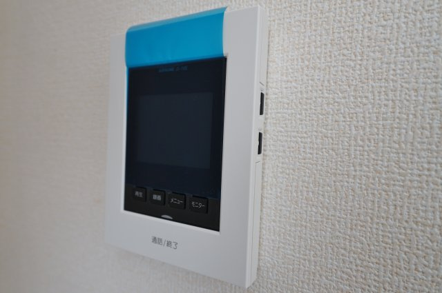 【駅近じゃないとダメですか？】バス便だから叶う、この広さと静けさ。17帖LDKのゆとりある暮らし★仲介手数料無料★のセキュリティ|来訪者の顔を確認できるTVモニター付きインターフォン。防犯面にも配慮された設備です。