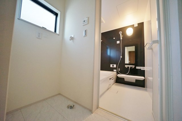 【駅近じゃないとダメですか？】バス便だから叶う、この広さと静けさ。17帖LDKのゆとりある暮らし★仲介手数料無料★の独立洗面台|室内に設けられた洗濯機置き場は窓付きで換気も良好。家事動線に配慮された配置で、日々の洗濯も快適に行えます。