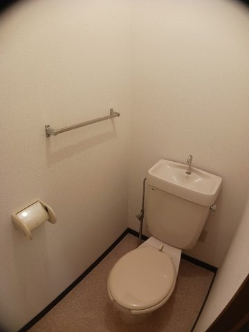 メゾン雅　　刈谷市近郊の賃貸はクラスホームのトイレ|落ち着いた色調のトイレです