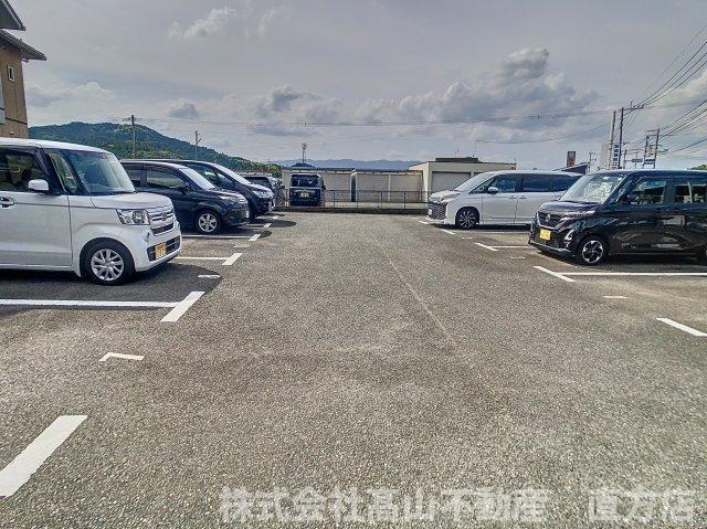 宮若市長井鶴のアパートの駐車場